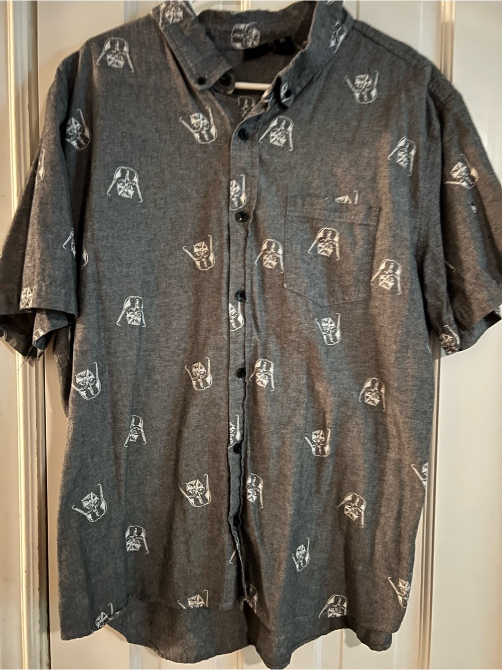 Star Wars Men's Short-Sleeve Button-Up Shirt in Charcoal with Graphic Print